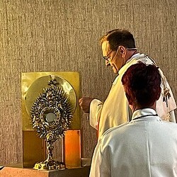 Einsetzung des Allerheiligsten in der Kirche